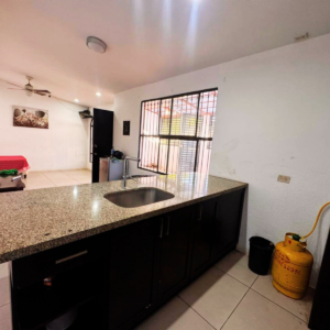 Casa esquinera remodelada en Villa Tiscapa – ¡Ubicación céntrica y lista para habitar!