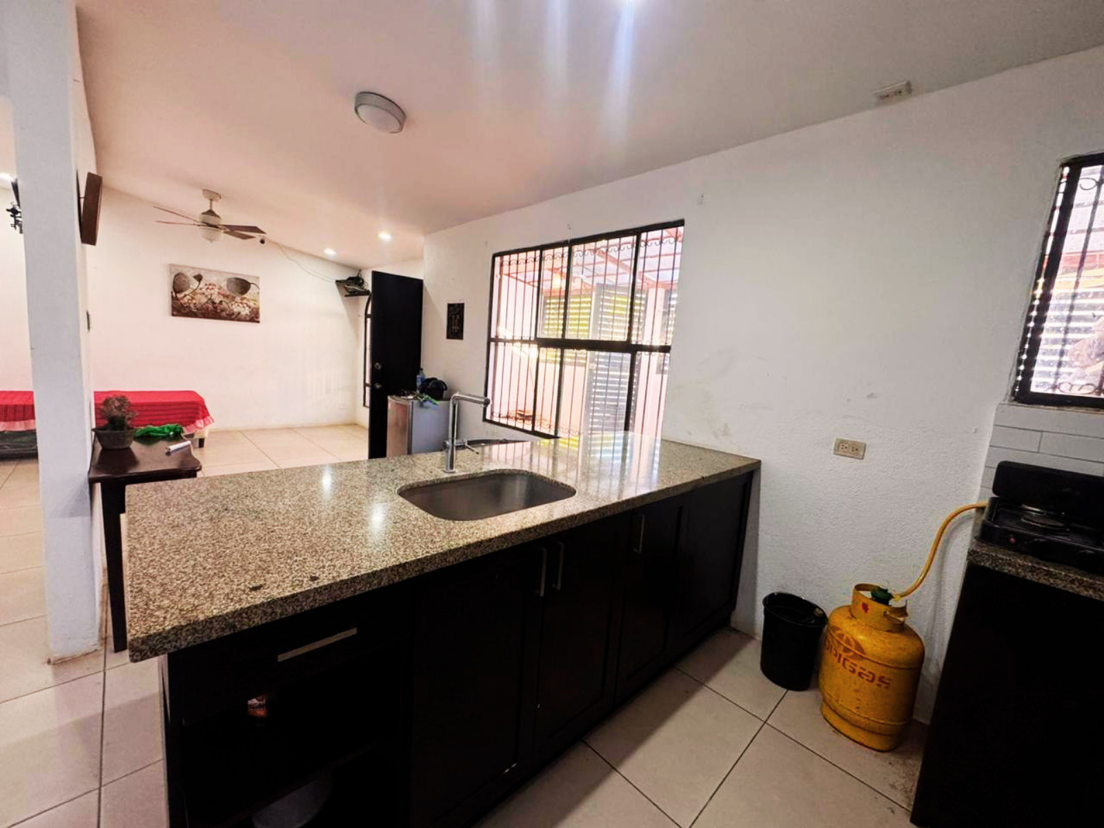 Casa esquinera remodelada en Villa Tiscapa – ¡Ubicación céntrica y lista para habitar! - Image 2