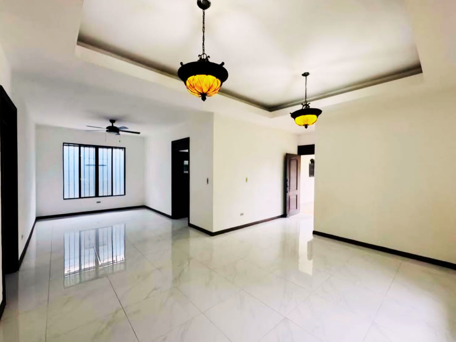 En venta Casa en Residencial Los Almendros - Image 2