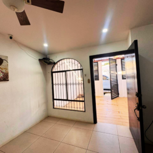Casa esquinera remodelada en Villa Tiscapa – ¡Ubicación céntrica y lista para habitar!